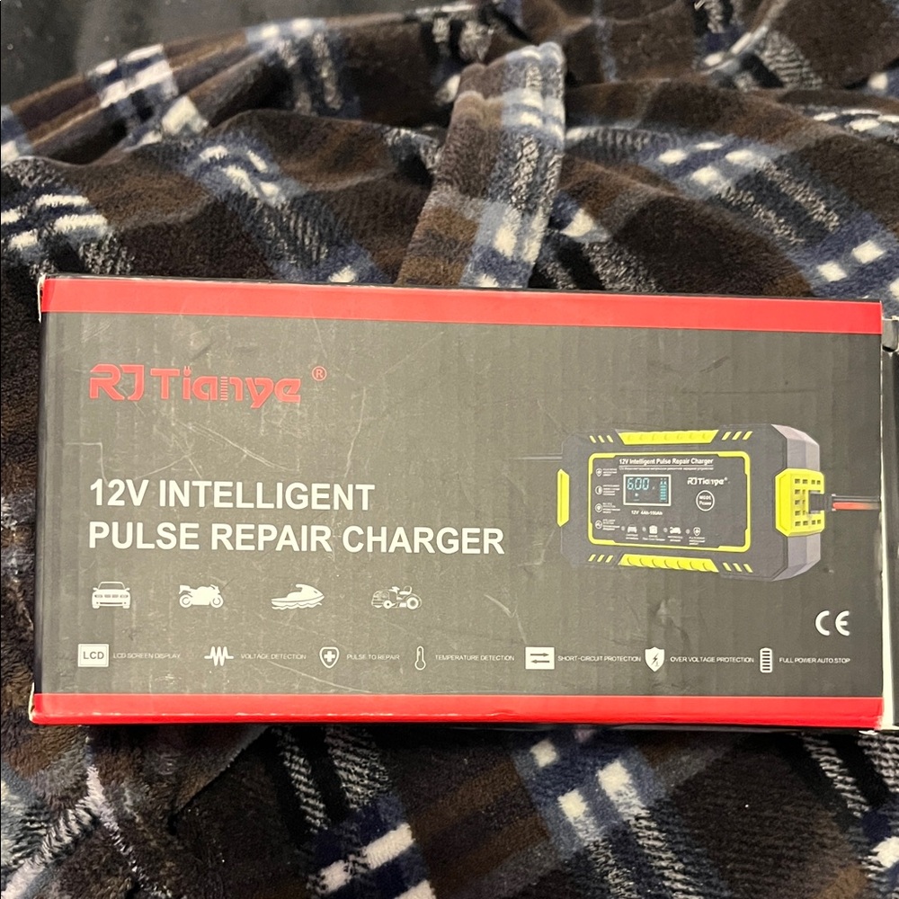 12V Intelligent Pulse Repair Charger - Black and Yellow